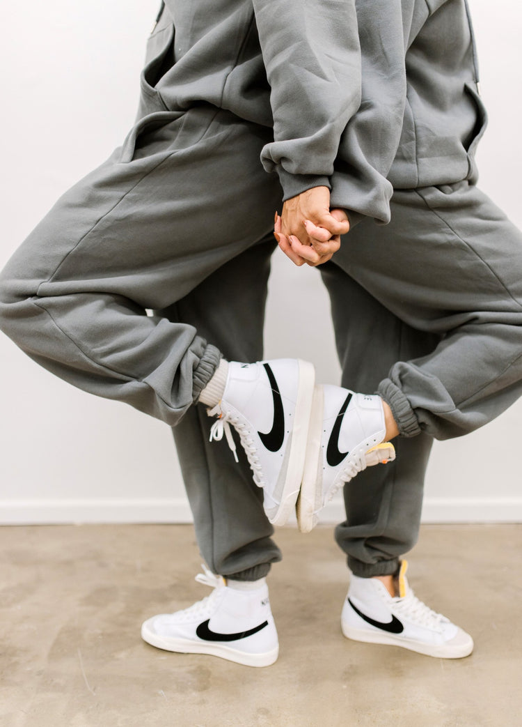 LAST CHANCE Everybody · UNISEX Sweatpants anthracite